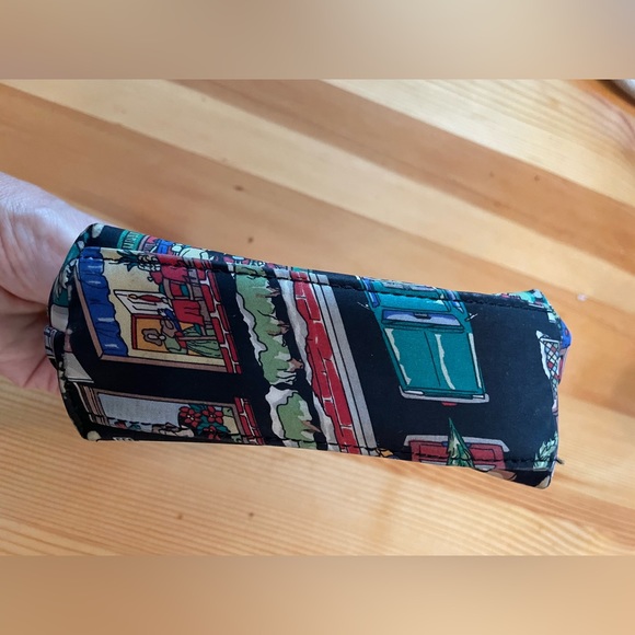 🎄🎅🏻Nicole Miller Silk Christmas Print Makeup Case EUC - Picture 7 of 15